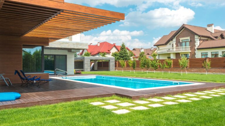 La nouvelle est tombée : les piscines seront désormais interdites dans certains départements français dès 2025.