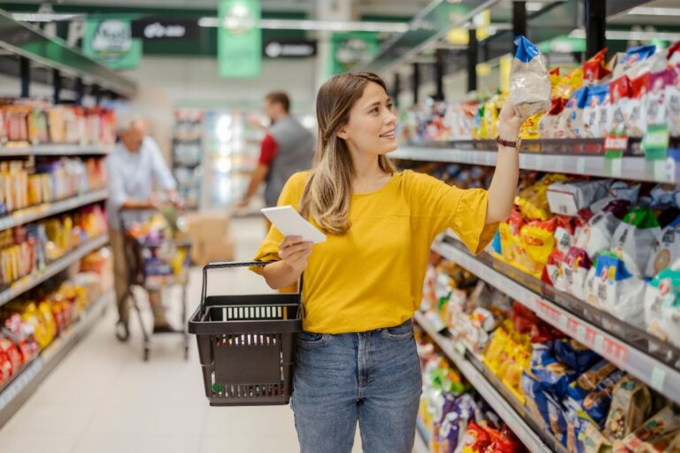 Ce geste très simple avant de faire ses courses permet de dépenser beaucoup moins au supermarché, peu de gens le font