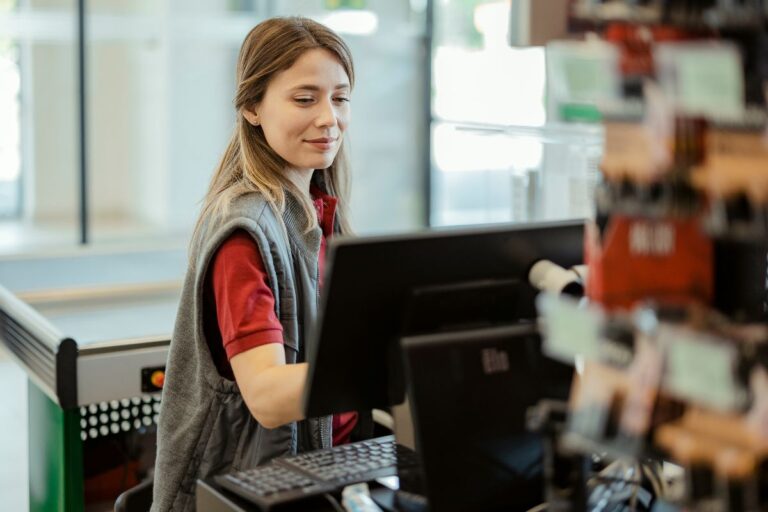 Je suis caissière depuis 12 ans : ces phrases de clients me rendent folle, et je ne suis pas la seule à le penser