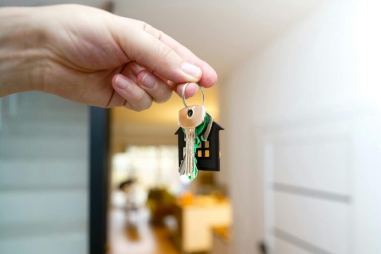 Il gagne plus sans travailler qu’avec son CDI : voici comment cet homme a transformé quelques biens en une rente solide